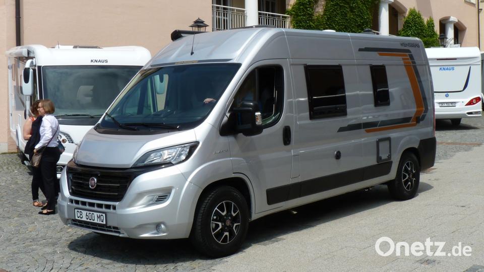 Der Cara-Bus von Weinsberg hat ein neues Design erhalten. Die Foliengrafik macht ihn markanter. Berthold Zeitler