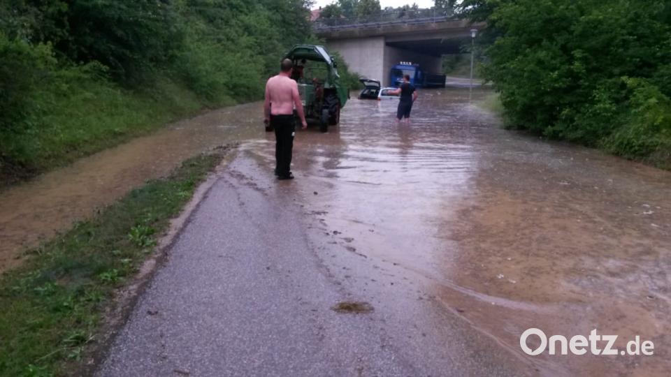 Die Regenfluten setzten bei Pittersberg auch einige Fahrzeuge unter Wasser. FFW Pittersberg