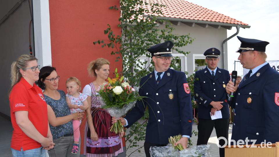 Haberländer Feuerwehr feiert Einweihung des neuen Feuerwehrhauses und des neuen Feuerwehrautos. Foto: Werner Schmola