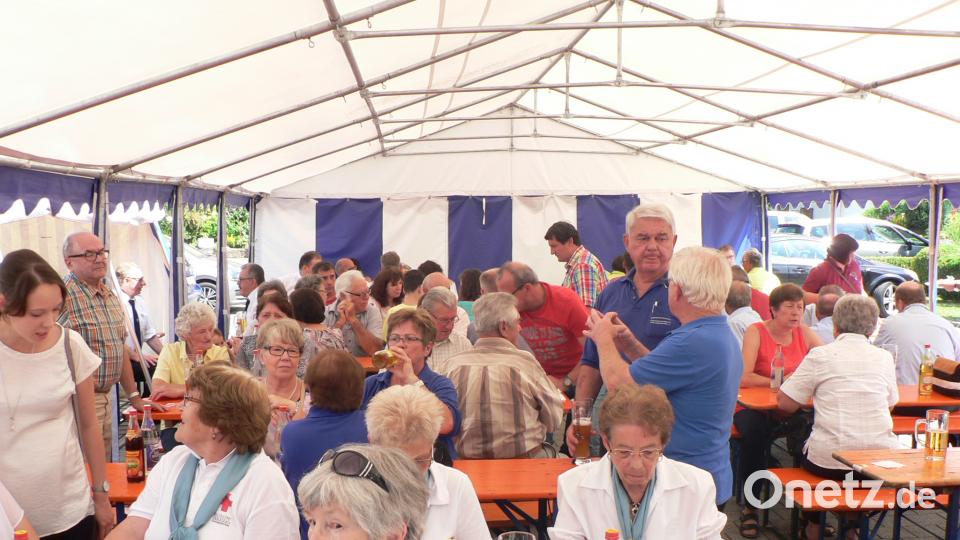 Schnell füllte sich das Festzelt am Erlenweg. lep