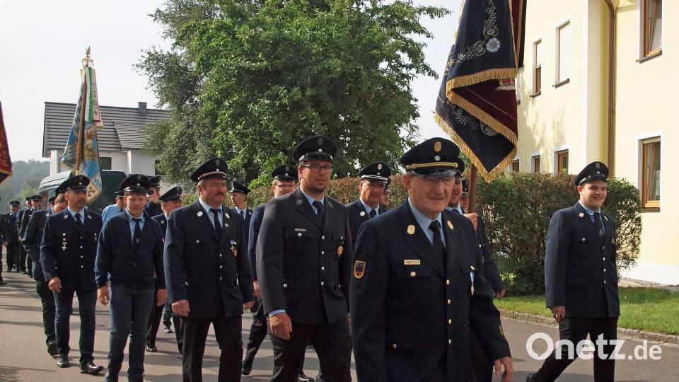 Die Feuerwehr feiert ihren 130. Geburtstag: Da lässt es sich auch Kreisbrandinspektor Hubert Blödt (vorne) nicht nehmen, beim Festzug vorneweg zu marschieren. sön