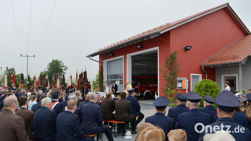Haberländer Feuerwehr feiert Einweihung des neuen Feuerwehrhauses und des neuen Feuerwehrautos. Foto: Werner Schmola