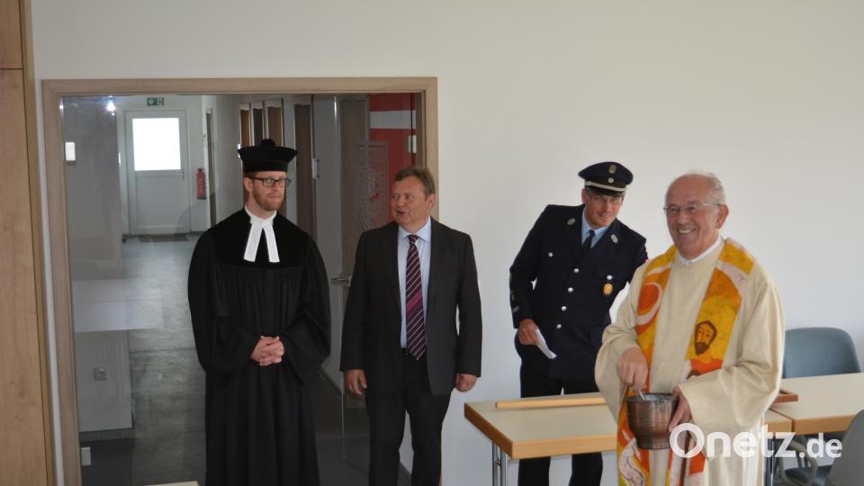 Haberländer Feuerwehr feiert Einweihung des neuen Feuerwehrhauses und des neuen Feuerwehrautos. Foto: Werner Schmola