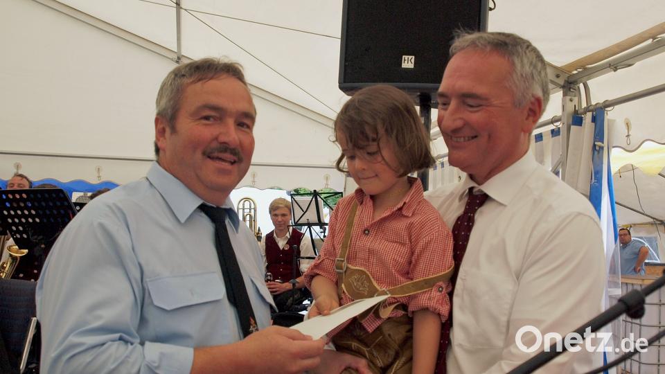 Unterstützt von Töchterchen Victoria überreichte Schirmherr Harald  Schwartz (rechts) an Feuerwehr-Vorsitzenden Herbert Scharl ein Spendenkuvert. sön