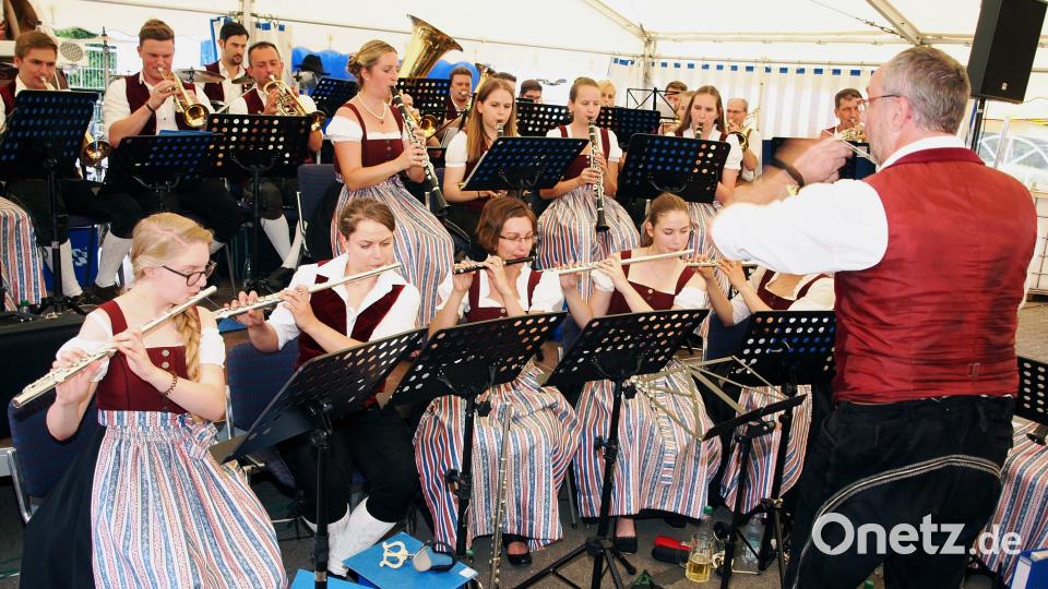 Die Trachtenkapelle Hohenburg sorgte dann im Festzelt unter der Leitung von Michael Schäfer für musikalische Unterhaltung. sön