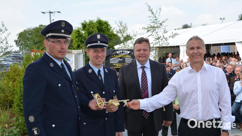 Haberländer Feuerwehr feiert Einweihung des neuen Feuerwehrhauses und des neuen Feuerwehrautos. Foto: Werner Schmola