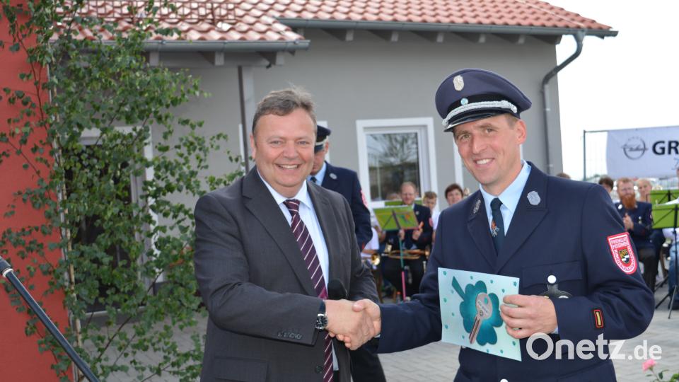 Haberländer Feuerwehr feiert Einweihung des neuen Feuerwehrhauses und des neuen Feuerwehrautos. Foto: Werner Schmola