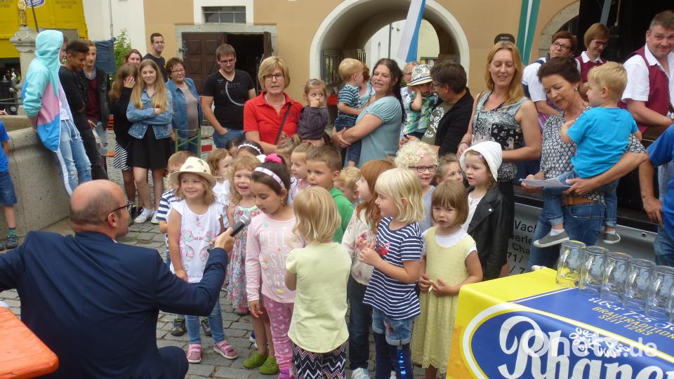 Die Kinder aus dem Schwarzachtal-Kindergarten trällerten das Marktfest-Lied. Mandl, Adolf [MAD] (<a href=