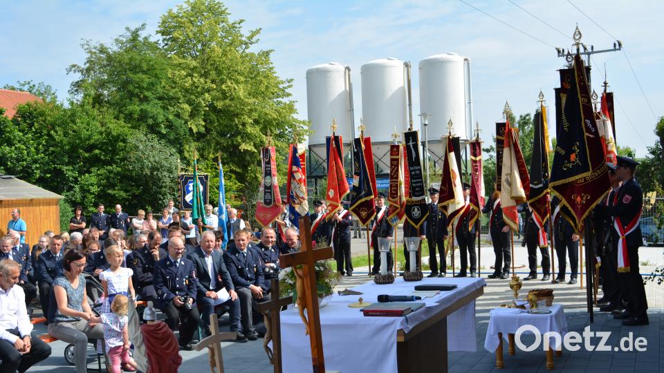 Haberländer Feuerwehr feiert Einweihung des neuen Feuerwehrhauses und des neuen Feuerwehrautos. Foto: Werner Schmola