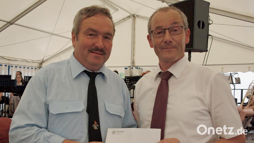 Bürgermeister Erwin Geitner (rechts) überreichte an Feuerwehr-Vorsitzenden Herbert Scharl ein Spendenkuvert. sön
