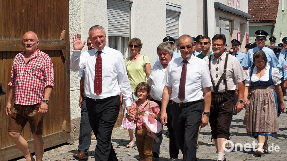 2. Bürgermeister Gerhard Schnabel, Schirmherr und Landtagsabgeordneter (CSU) Harald Schwartz mit Töchterchen Victoria und Bürgermeister Erwin Geitner (von links) führten beim Festzug die Ehrengäste an. sön