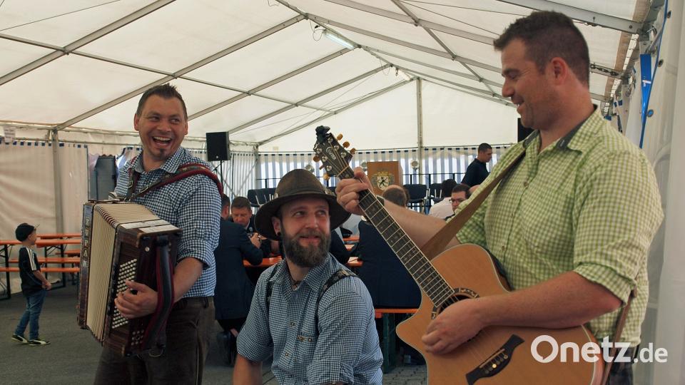 Zum Frühschoppen spielten „d’ Stoderer und ER,“ der Bösl Sebastian mit der Quetschn, der Walter Florian mit seinem Cajon und der Feldmann Florian mit der Gitarre, zünftig auf. sön