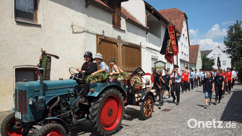 Auch die „modernsten“ Feuerwehrfahrzeuge waren beim Festzug zu sehen. sön
