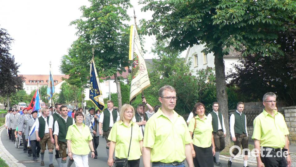 Mit ihren hüschen grünen Blusen und Hemden maschierte die Siedlergemeinschaft im Festzug mit. lep
