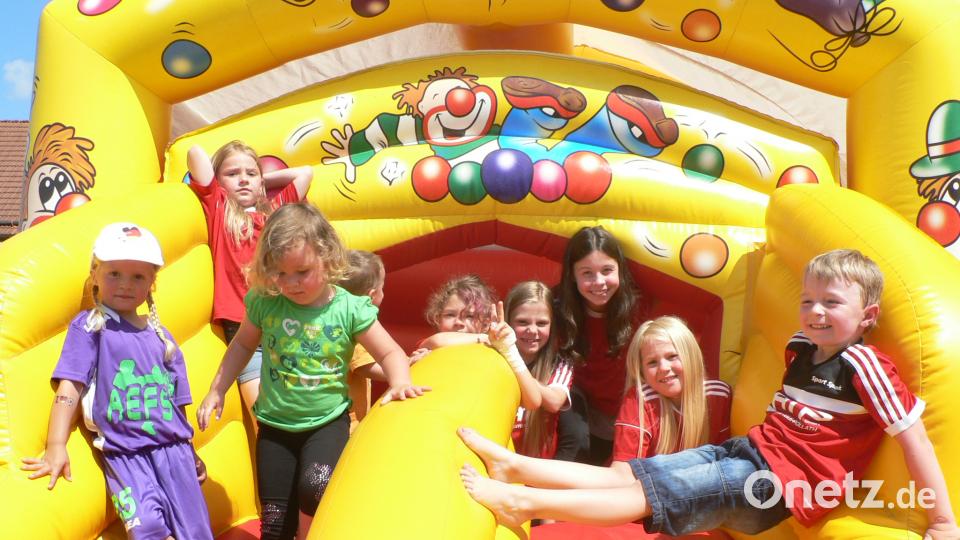 Eine Hüpfburg ließ bei den Kindern keine Langeweile aufkommen. lep