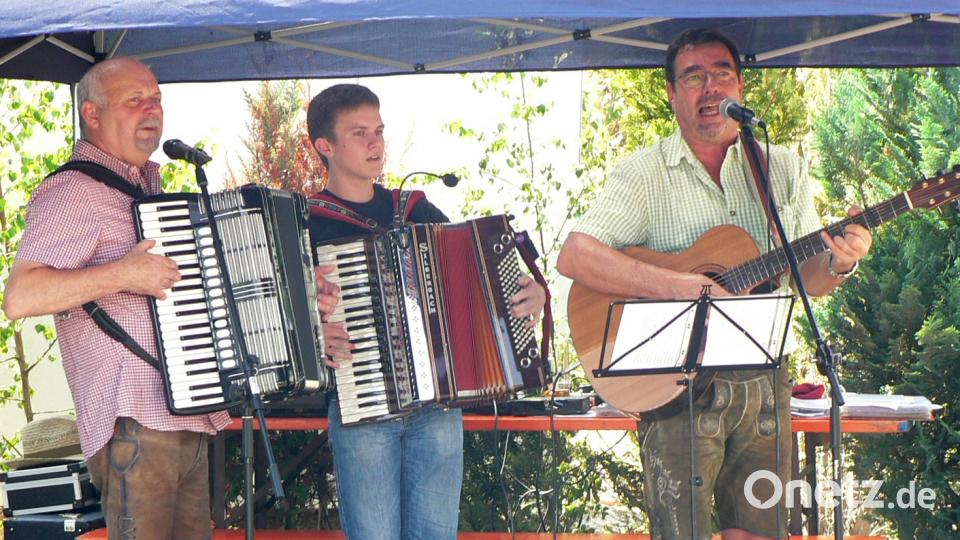 Die drei Musiker (von links) Werner Meier, Philipp Kleber und Gerd Retzer unterhielten die vielen Gäste beim Gartenfest der BRK-Bereitschaft. lep