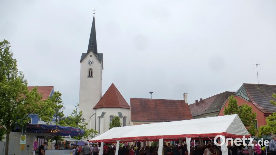Um beim &quot;Wetter-Lotto&quot; auf der sicheren Seite zu sein, wurde schnell das Zelt der Feuerwehr am Marktplatz aufgestellt. Mandl, Adolf [MAD] (<a href=