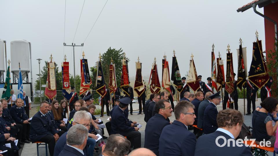 Haberländer Feuerwehr feiert Einweihung des neuen Feuerwehrhauses und des neuen Feuerwehrautos. Foto: Werner Schmola