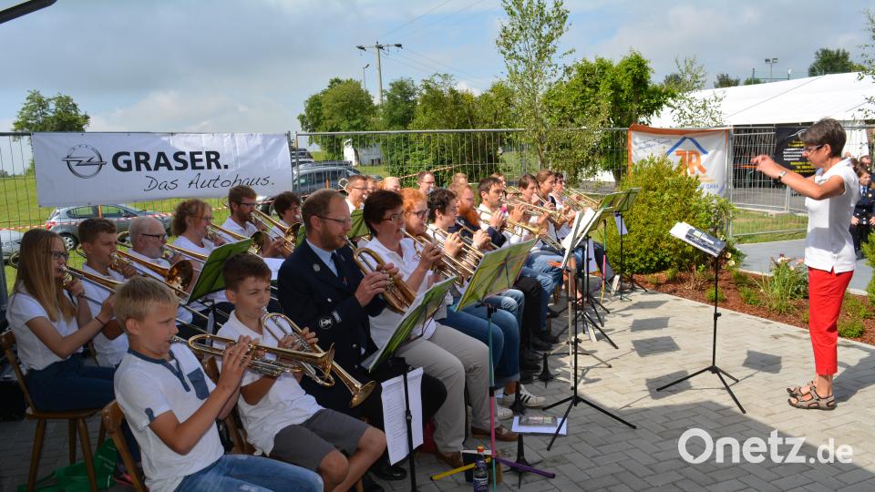Haberländer Feuerwehr feiert Einweihung des neuen Feuerwehrhauses und des neuen Feuerwehrautos. Foto: Werner Schmola