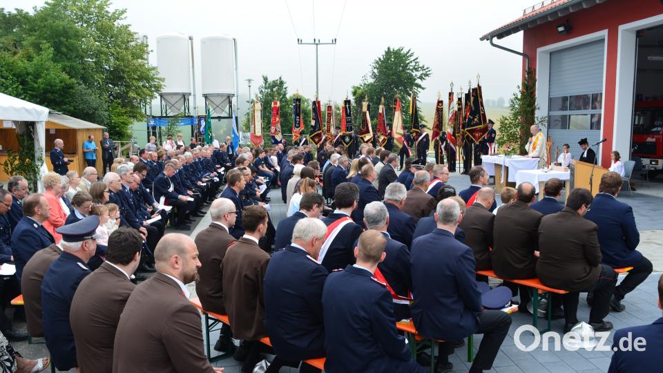 Haberländer Feuerwehr feiert Einweihung des neuen Feuerwehrhauses und des neuen Feuerwehrautos. Foto: Werner Schmola