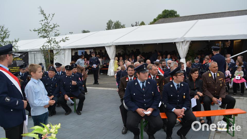 Haberländer Feuerwehr feiert Einweihung des neuen Feuerwehrhauses und des neuen Feuerwehrautos. Foto: Werner Schmola