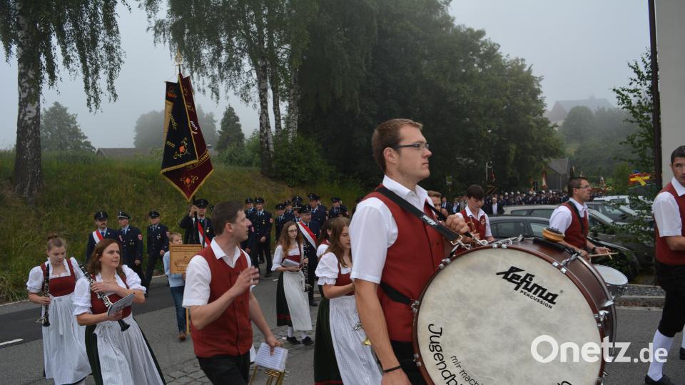 Haberländer Feuerwehr feiert Einweihung des neuen Feuerwehrhauses und des neuen Feuerwehrautos. Foto: Werner Schmola