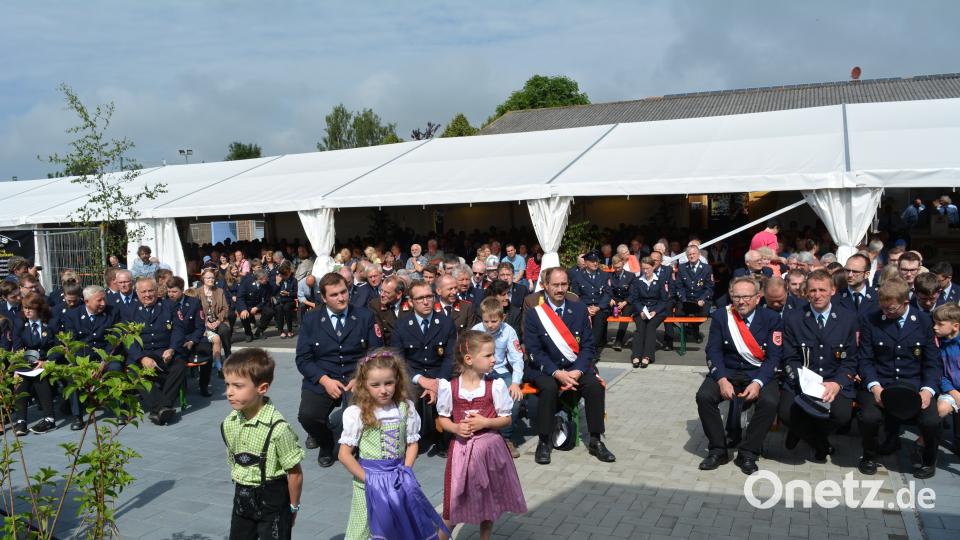 Haberländer Feuerwehr feiert Einweihung des neuen Feuerwehrhauses und des neuen Feuerwehrautos. Foto: Werner Schmola