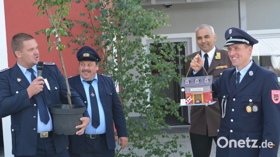 Haberländer Feuerwehr feiert Einweihung des neuen Feuerwehrhauses und des neuen Feuerwehrautos. Foto: Werner Schmola