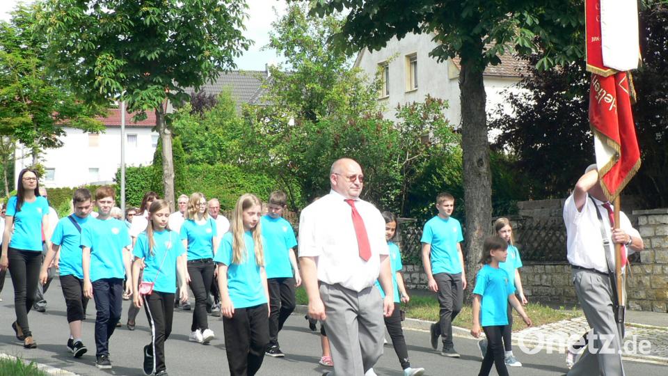 Die aktive Jugendrotkreuzgruppe ging ebenfalls im Festzug mit. lep