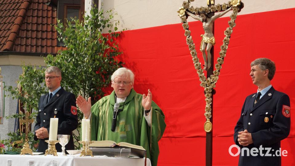 Riedens Feuerwehrmänner ministrieren beim Festgottesdienst, den Pfarrer Gottfried Schubach zelebrierte. sön