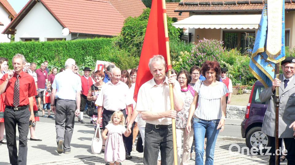 Fahnenabordnungen durften an diesem Tag natürlich nicht fehlen. lep
