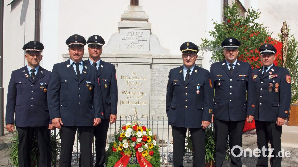 Am Ehrenmal legten die verantwortlichen der Riedener Wehr einen Kranz nieder. Im Bild von links der stellvertretende Vorsitzende des Feuerwehrvereins Josef Wagner, Vorsitzender Herbert Scharl, Kommandant Rainer Salbeck, KBI Hubert Blödt, KBM Jürgen Ehrnsberger und KBM Alexander Graf. sön