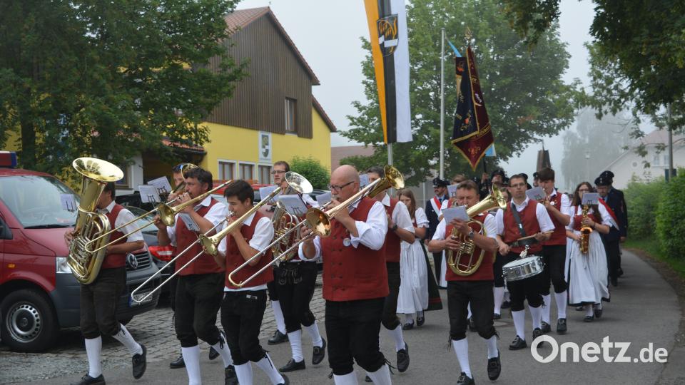 Haberländer Feuerwehr feiert Einweihung des neuen Feuerwehrhauses und des neuen Feuerwehrautos. Foto: Werner Schmola