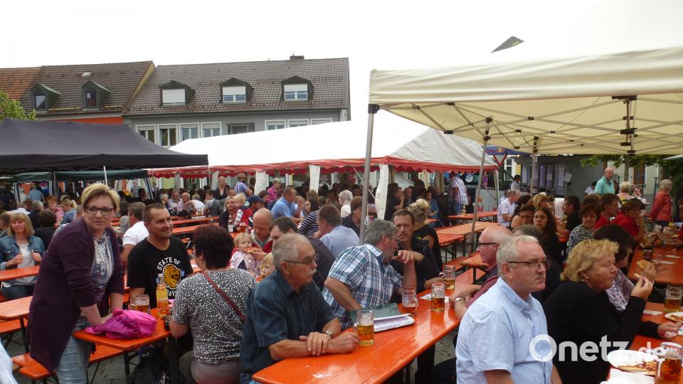 Auch in seiner neunten Auflage zeigte sich das Marktfest wieder als Publikumsmagnet. Zahlreiche Gäste nutzten die Gelegenheit, um am Marktplatz die Geselligkeit zu pflegen. Mandl, Adolf [MAD] (<a href=