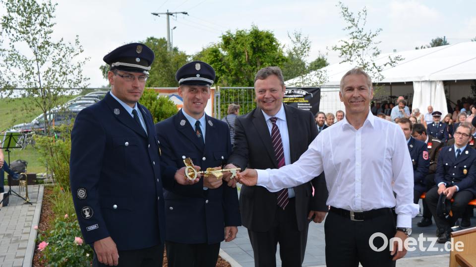 Haberländer Feuerwehr feiert Einweihung des neuen Feuerwehrhauses und des neuen Feuerwehrautos. Foto: Werner Schmola