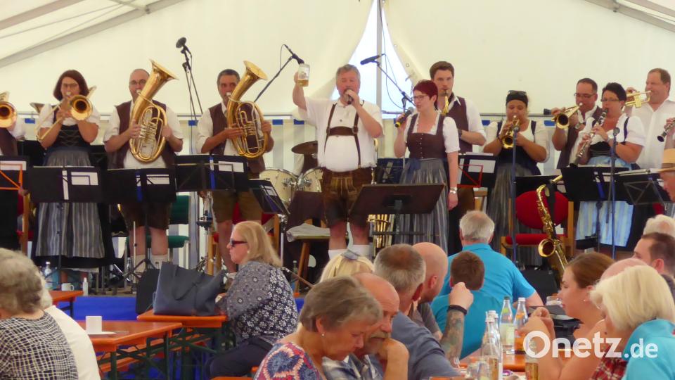 Stimmungsvolle Musik im Festzelt mit der „Blaskapelle Etzenricht" Schönberger, Ferdinand [FSB] (autor-fsb@onetz.de)