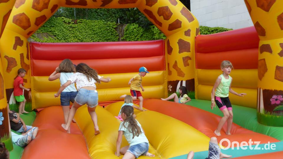 Vergnügen in der Hüpfburg Schönberger, Ferdinand [FSB] (autor-fsb@onetz.de)