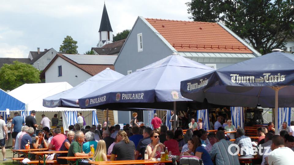 Festbetrieb am neuen Dorfplatz Schönberger, Ferdinand [FSB] (autor-fsb@onetz.de)