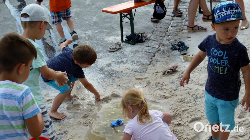 Auch Sand- und Wassermantscherei gefällt den Kleinen Schönberger, Ferdinand [FSB] (autor-fsb@onetz.de)