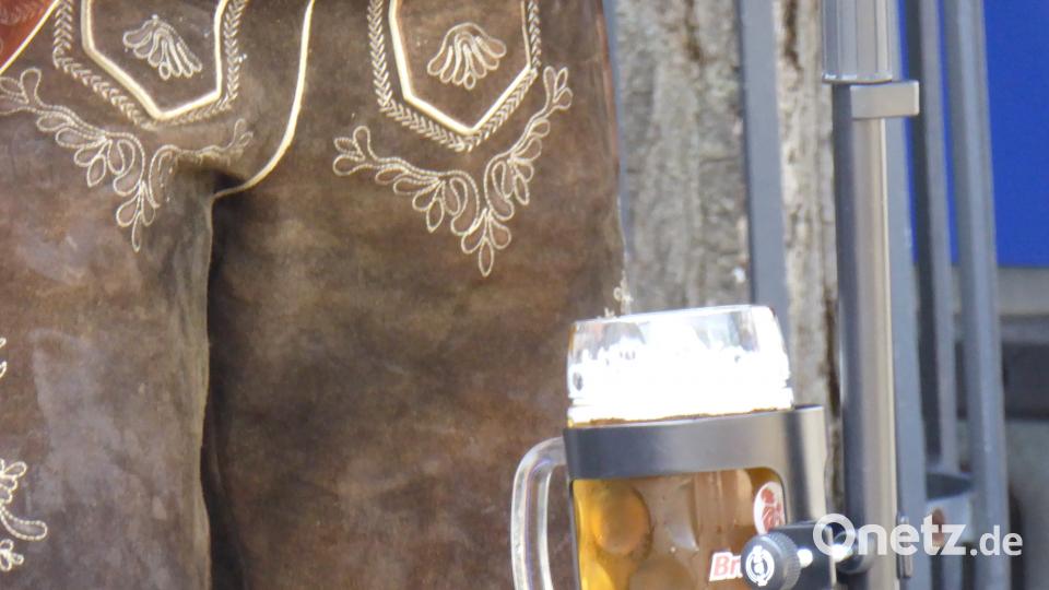 Ein besonderer Maßkrughalter – direkt am Mikrofonständer der „Hohlweglauerer“ Schönberger, Ferdinand [FSB] (autor-fsb@onetz.de)