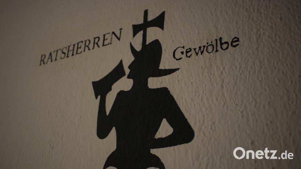 Der Ritter weist auf das Ratsherren-Gewölbe im Weidener &quot;Ratskeller&quot; hin. Er passt wunderbar zur Genussführung, in der die Gäste viel über das mittelalterliche Weiden erfahren. Schulze, Lena [SZL] (lena.schulze@oberpfalzmedien.de)