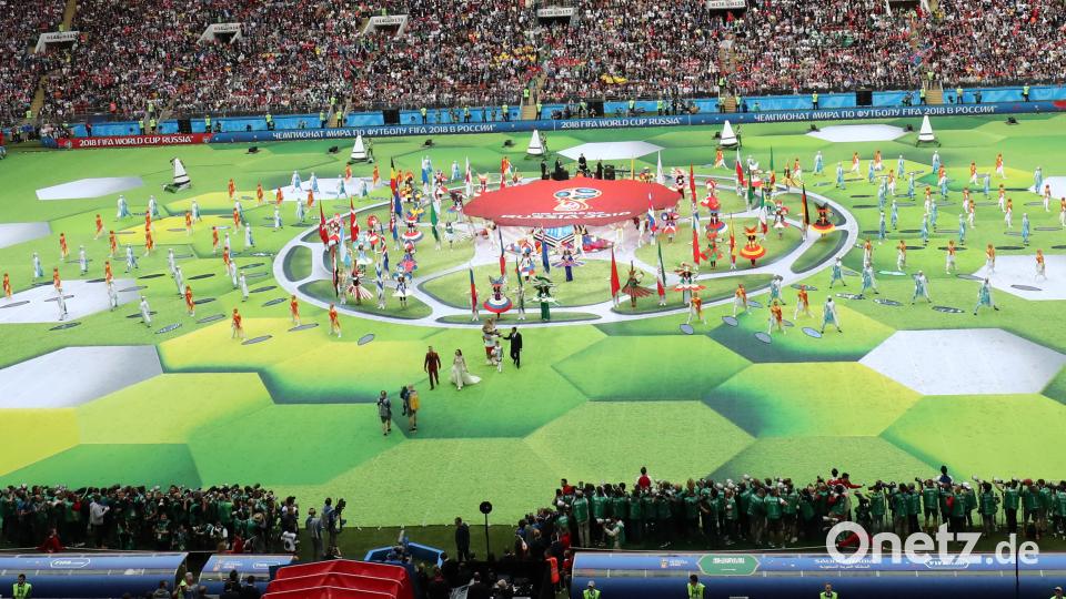 Mit einem farbenfrohen Fest und einem Show-Act des britischen Popstars Robbie Williams ist in Moskau die 21. Fußball-Weltmeisterschaft eröffnet worden. Christian Charisius/dpa