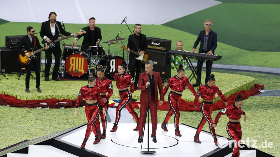 Mit einem farbenfrohen Fest und einem Show-Act des britischen Popstars Robbie Williams ist in Moskau die 21. Fußball-Weltmeisterschaft eröffnet worden.  Darko Bandic/AP/dpa