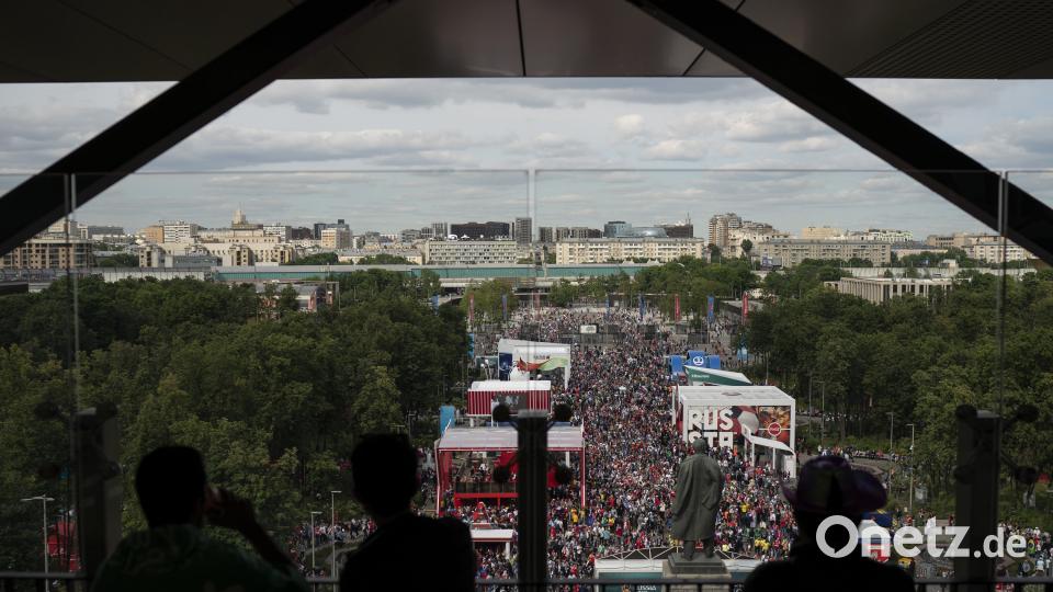 Mit einem farbenfrohen Fest und einem Show-Act des britischen Popstars Robbie Williams ist in Moskau die 21. Fußball-Weltmeisterschaft eröffnet worden. Felipe Dana/AP/dpa