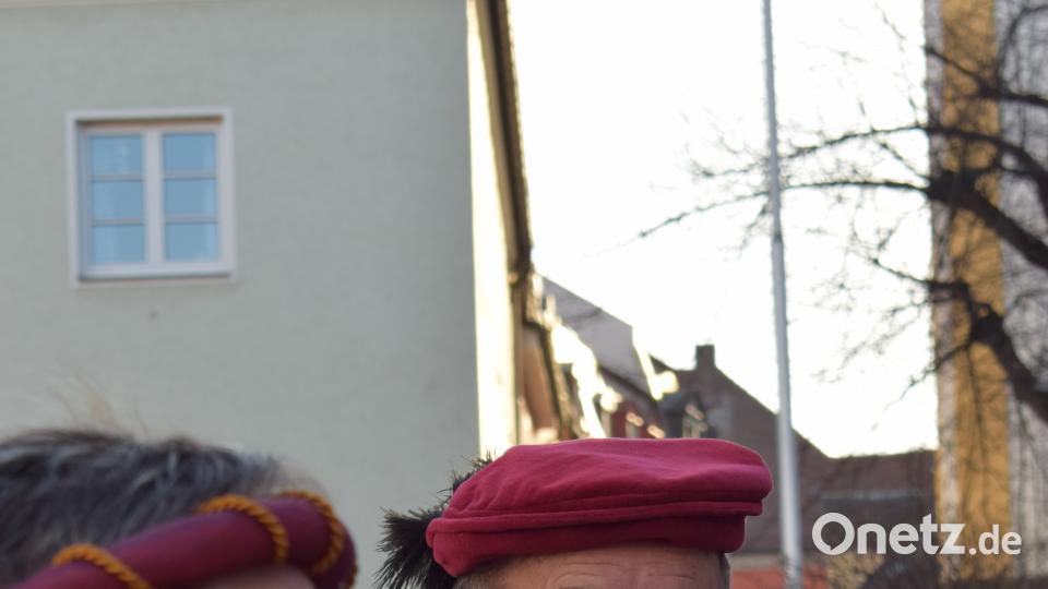 Genussführer Richarda Erl und Werner Wilzek zeigen den Gästen in historischen Gewändern die Weidener Altstadt. Schulze, Lena [SZL] (lena.schulze@oberpfalzmedien.de)