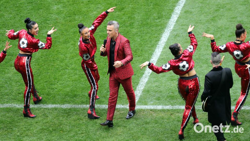 Mit einem farbenfrohen Fest und einem Show-Act des britischen Popstars Robbie Williams ist in Moskau die 21. Fußball-Weltmeisterschaft eröffnet worden. Christian Charisius/dpa