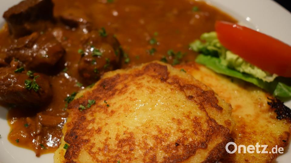 Der &quot;Ratskeller&quot; servierte als Hauptgang Gulasch mit Dotsch. Schulze, Lena [SZL] (lena.schulze@oberpfalzmedien.de)