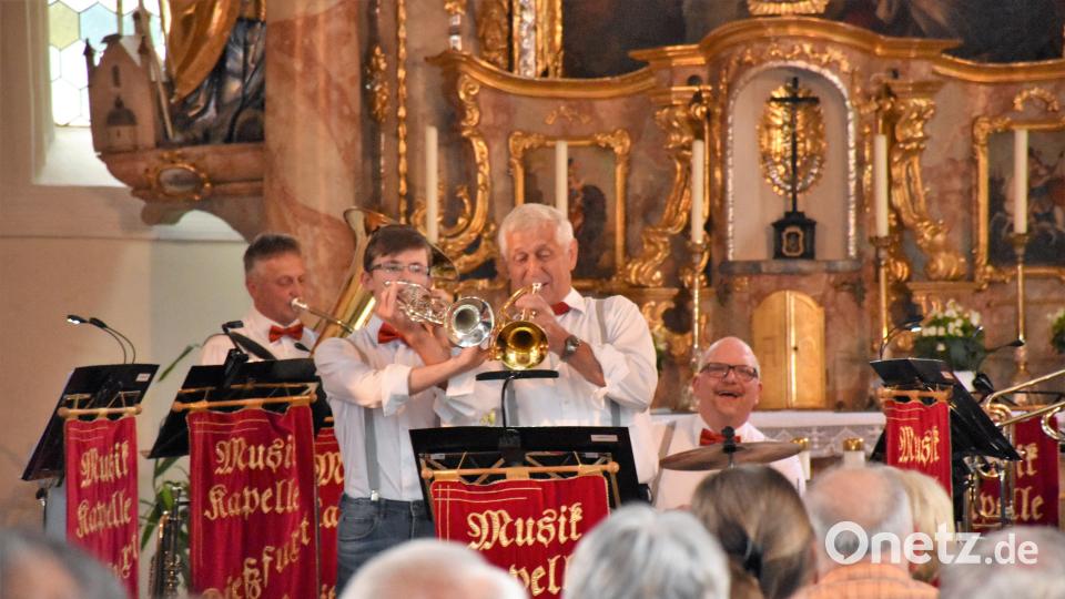 Musik verbindet - Opa und Enkel bei &quot;Lonely Boy&quot;. whw