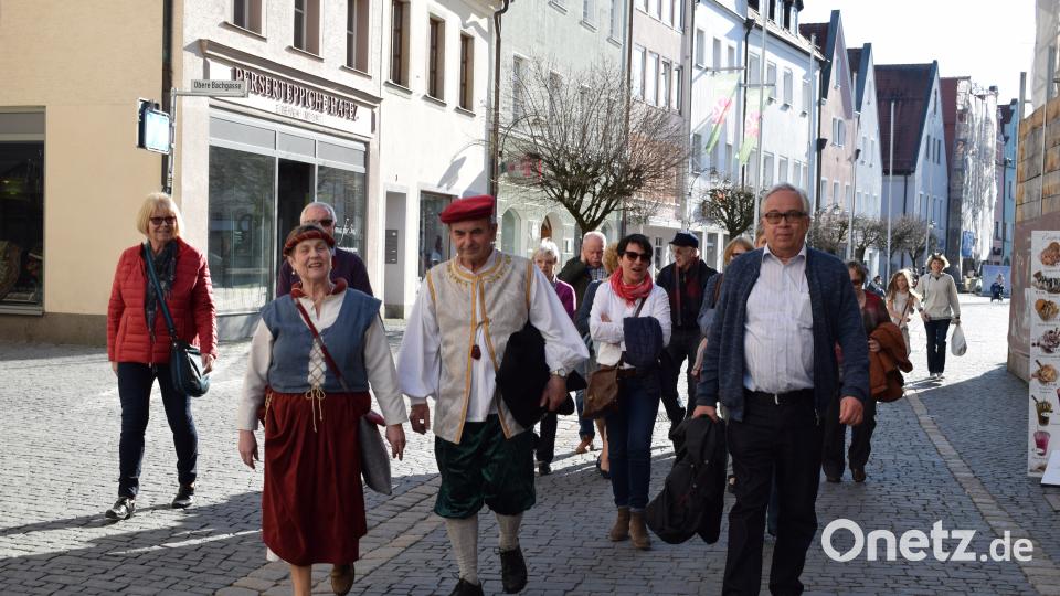 Angeführt von den Stadtführern in den historischen Gewändern wagt die Gruppe eine kulinarische Tour durch die Altstadt. Schulze, Lena [SZL] (lena.schulze@oberpfalzmedien.de)