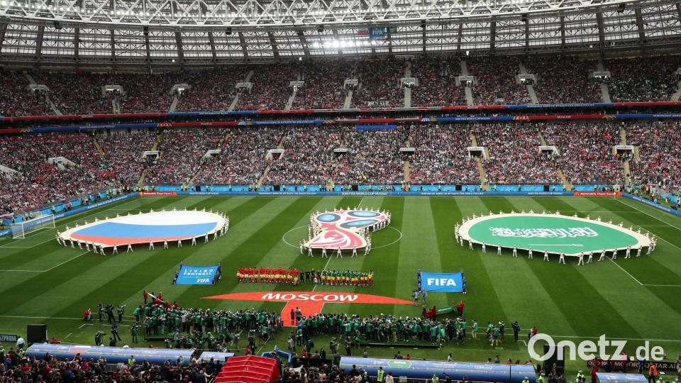 Mit einem farbenfrohen Fest und einem Show-Act des britischen Popstars Robbie Williams ist in Moskau die 21. Fußball-Weltmeisterschaft eröffnet worden. Christian Charisius/dpa